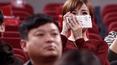 京粤大战看台明珠：方硕女友短发干练，凝望赛场柔情似水