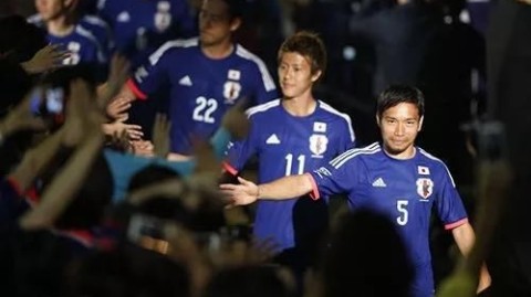 标题：日本足球世界杯首考悲壮交卷：顽强拼搏仍遭三连败，冈田武史的武士军团以1粒历史首球为1998法兰西之夏画上句点